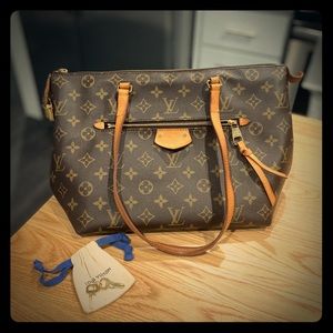Louis Vuitton bag with maroon inner lining